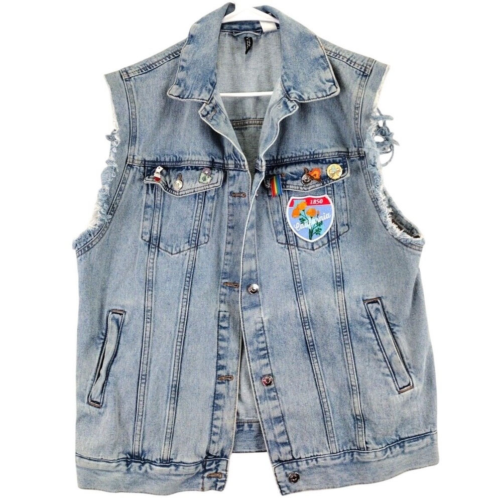 DIVIDED Denim Vest Light Wash Distressed Sleeves Patches Pins Size M